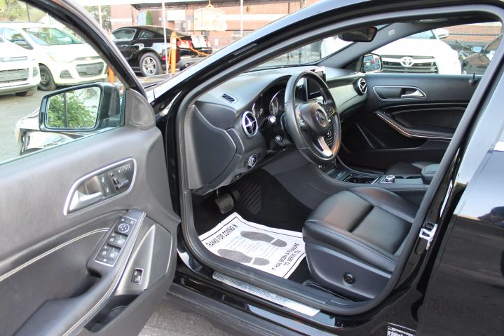 Image 9 of 2017 MERCEDES-BENZ GLA