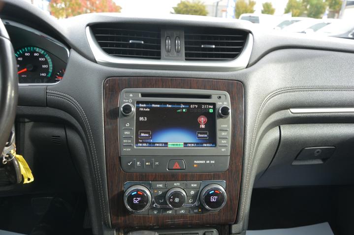 2017 Chevrolet Traverse 2LT photo 16