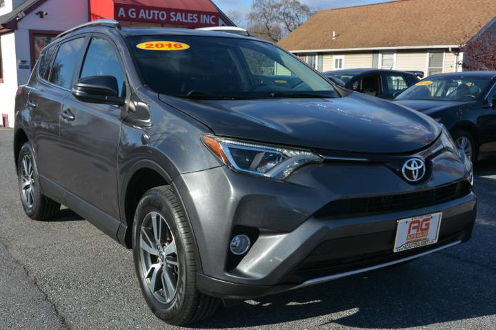 2016 Toyota RAV4 XLE photo 1