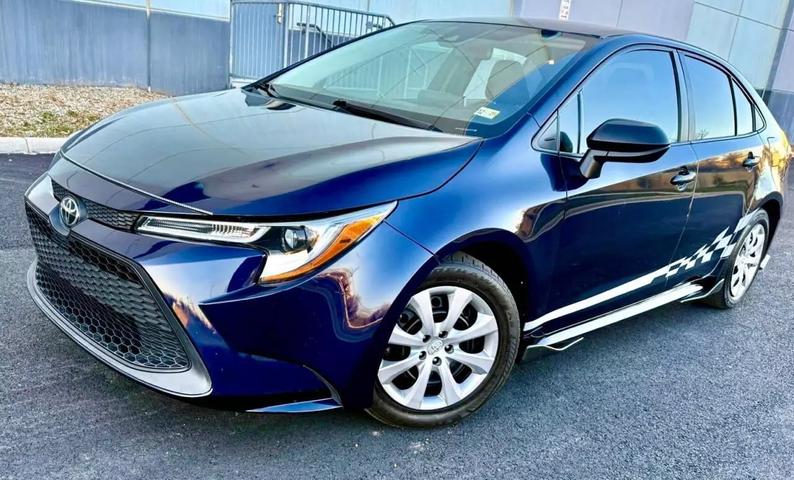 2021 Toyota Corolla LE photo 1