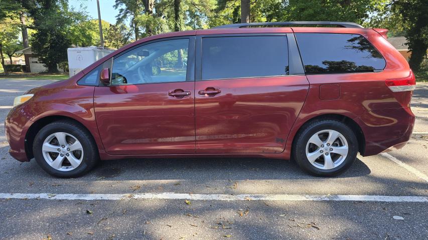 2011 Toyota Sienna LE photo 8