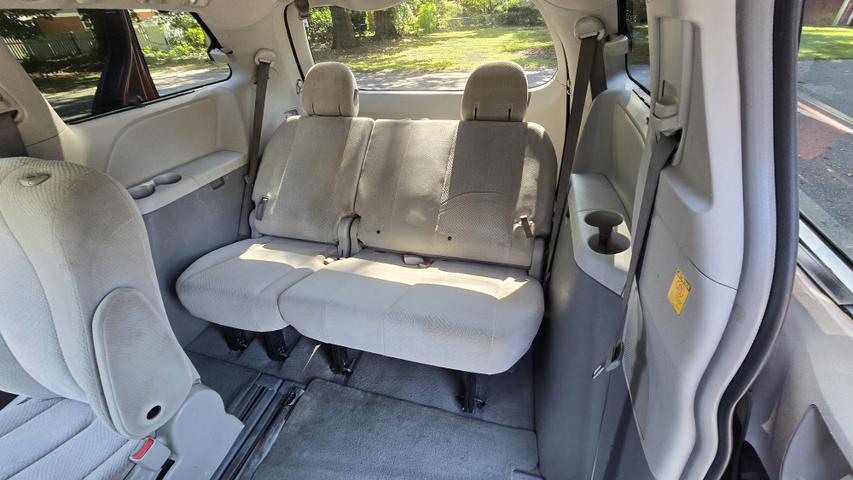 2011 Toyota Sienna LE photo 17