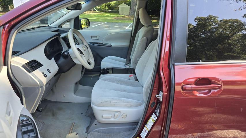 2011 Toyota Sienna LE photo 10