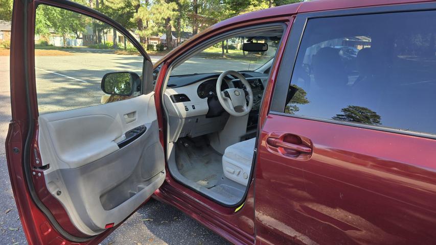 2011 Toyota Sienna LE photo 9