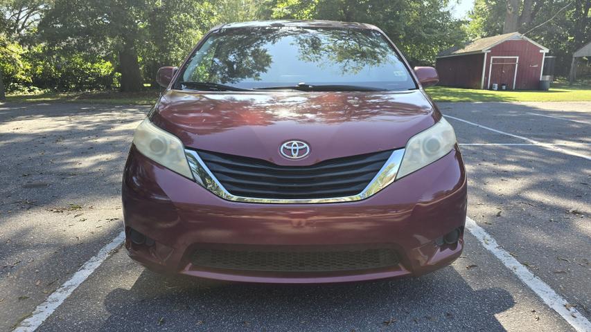 2011 Toyota Sienna LE photo 2