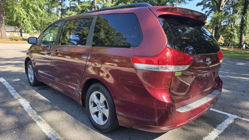 2011 Toyota Sienna LE photo 7