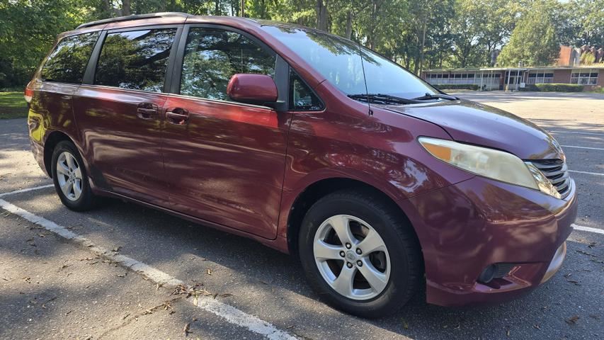 2011 Toyota Sienna LE photo 3