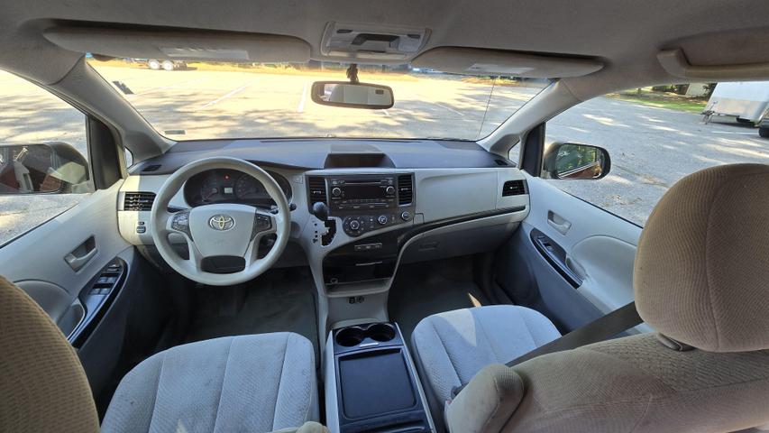 2011 Toyota Sienna LE photo 19