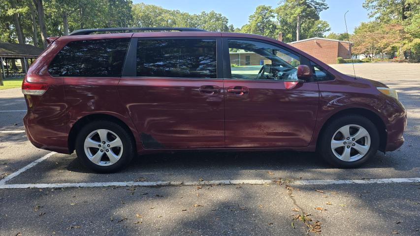 2011 Toyota Sienna LE photo 4