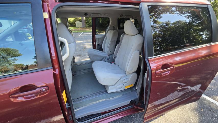 2011 Toyota Sienna LE photo 16