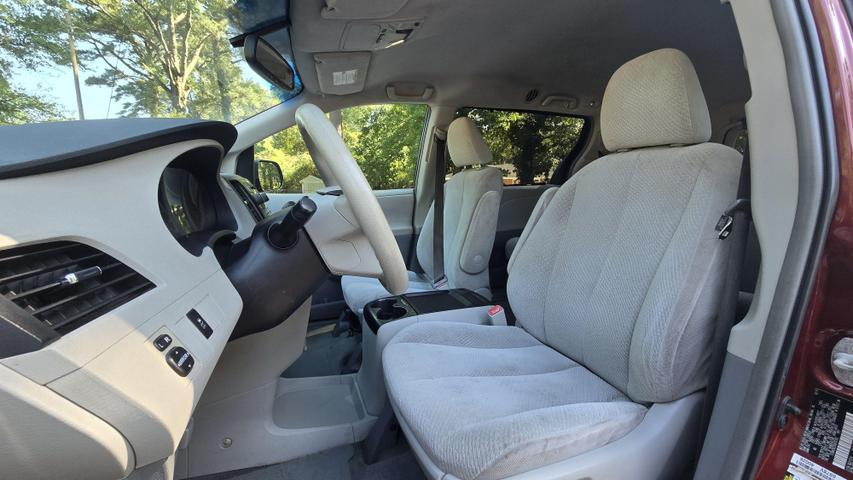 2011 Toyota Sienna LE photo 11