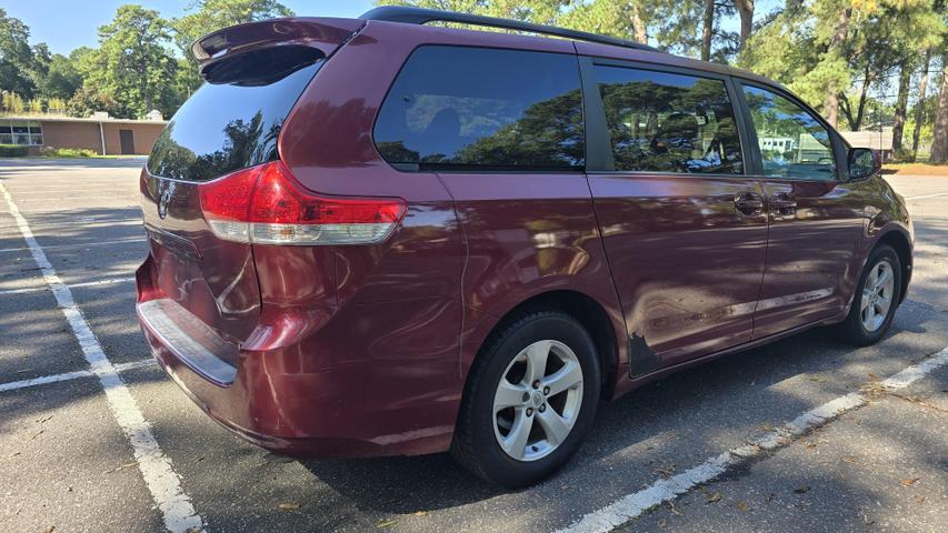 2011 Toyota Sienna LE photo 5