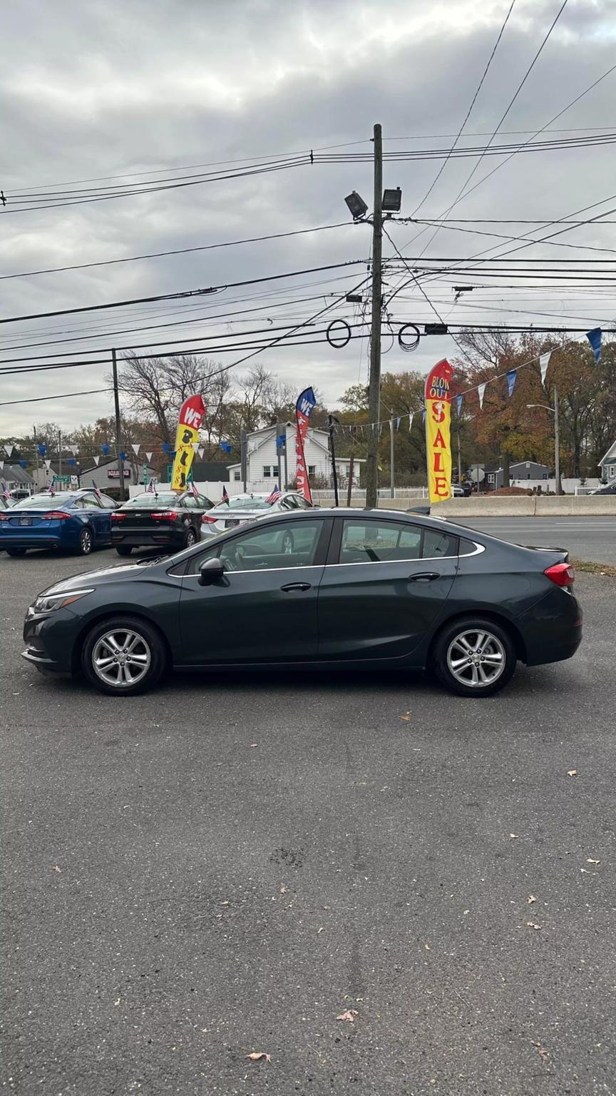 2017 Chevrolet Cruze LT photo 4