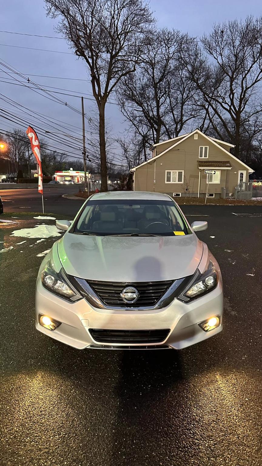 2017 Nissan Altima SR photo 2