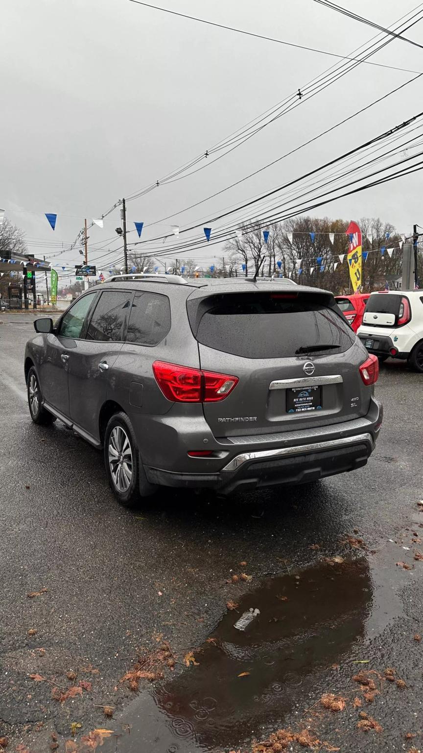 2018 Nissan Pathfinder SL photo 5