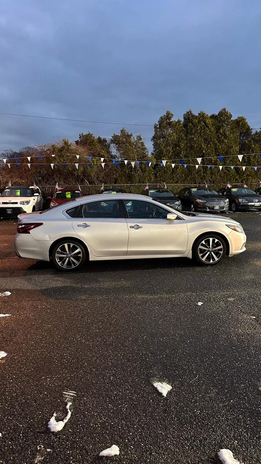 2017 Nissan Altima SR photo 8