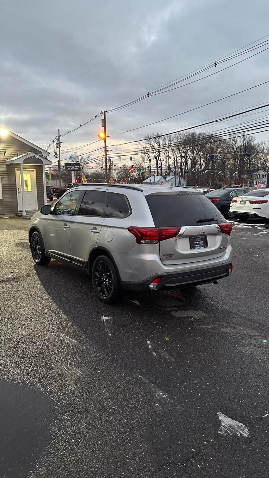 2018 Mitsubishi Outlander LE photo 5