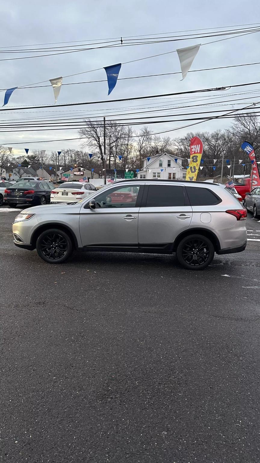 2018 Mitsubishi Outlander LE photo 4