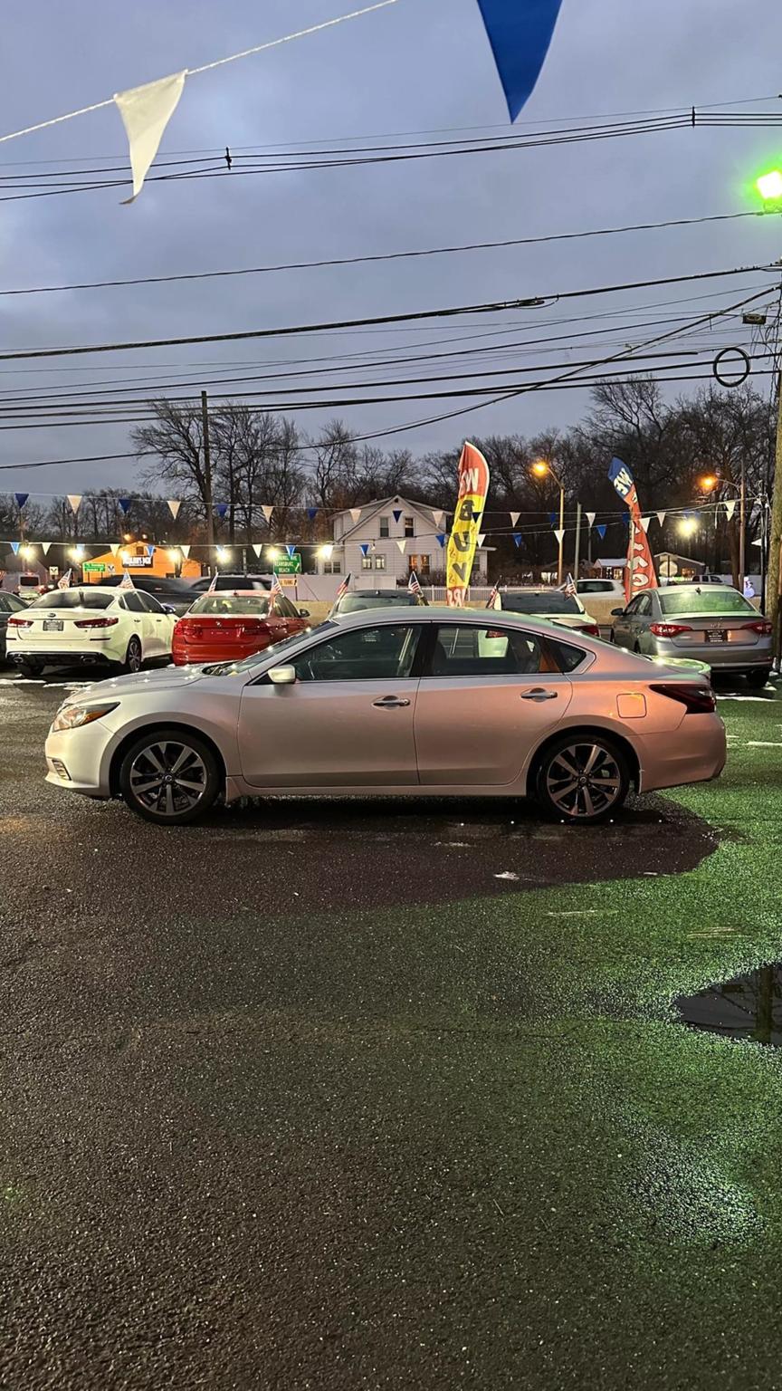 2017 Nissan Altima SR photo 4