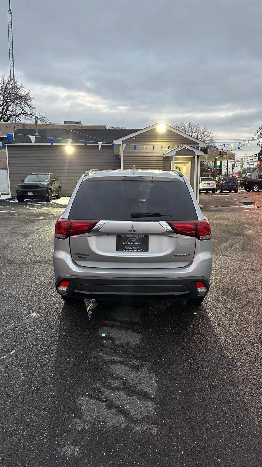 2018 Mitsubishi Outlander LE photo 6