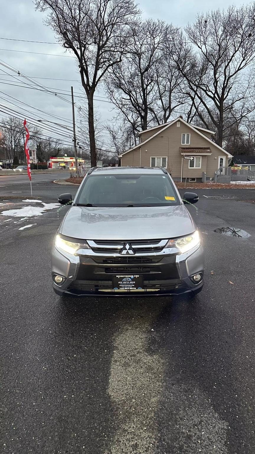 2018 Mitsubishi Outlander LE photo 2